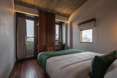 Sunny_Deluxe-Zimmer mit Balkon auf einer oberen Etage — Concon house